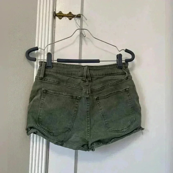 Good American Shorts High Waist
Cut Off Shorts in Green Olive - Picture 6 of 7